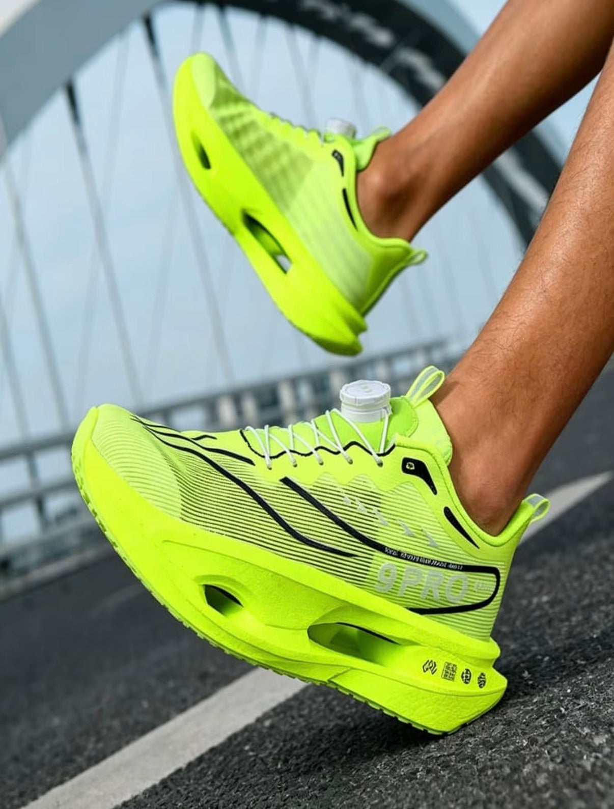 Run 9 Pro Verde Lima en movimiento