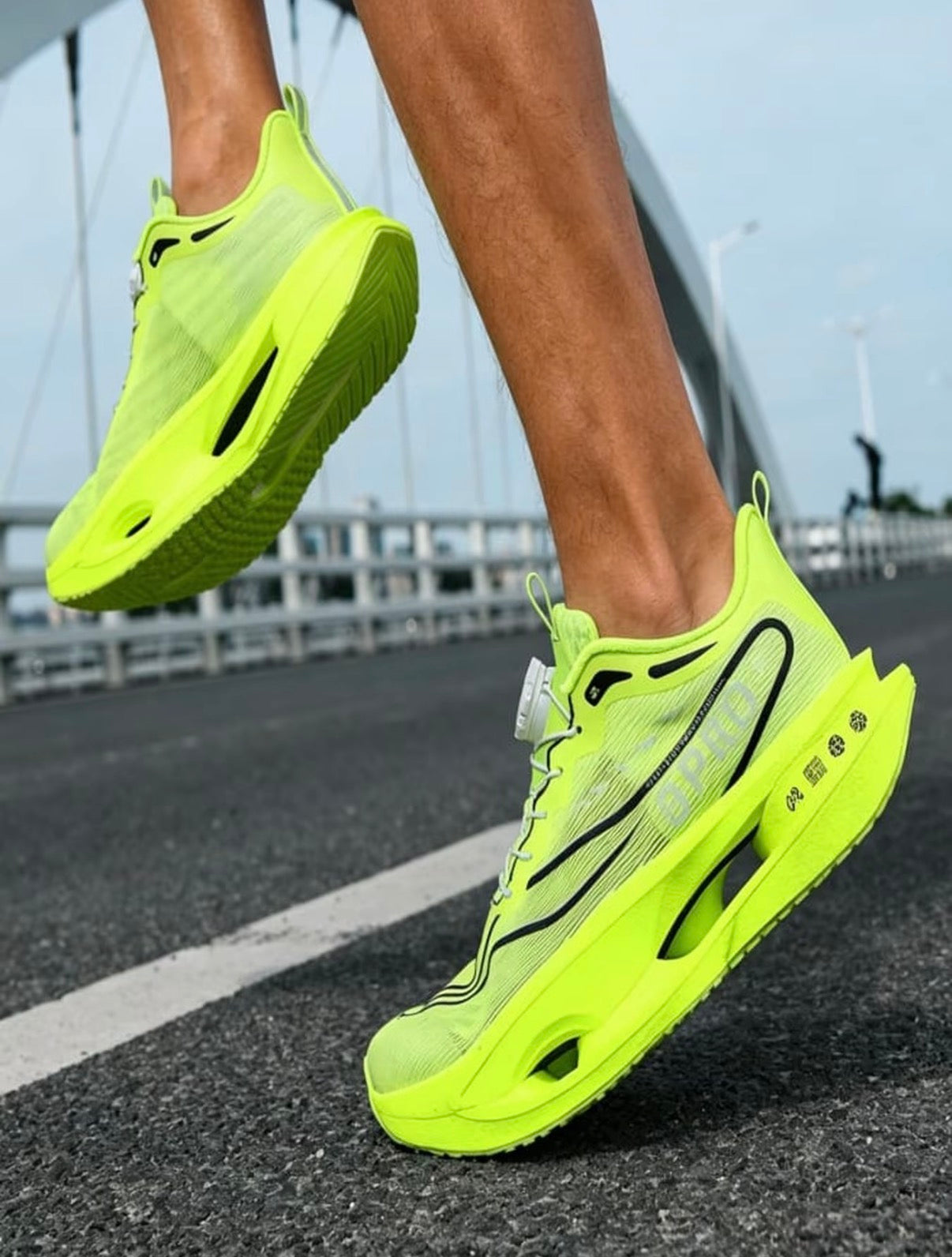 Run 9 Pro Verde Lima en movimiento